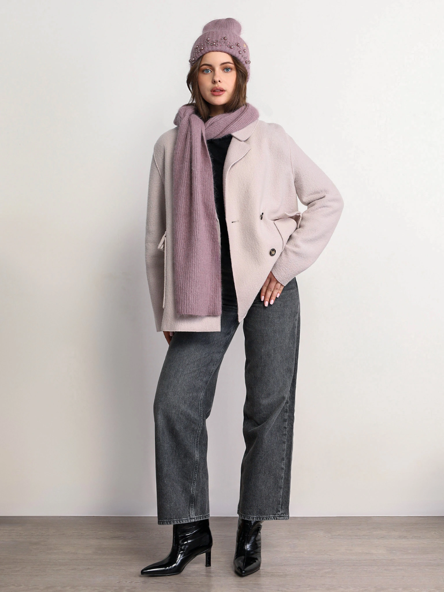 Шарф с декоративной нашивкой в ассортименте